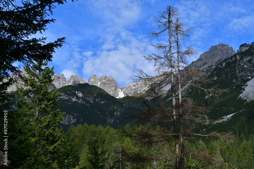 Schöne Landschaft mit Bergen im Stubaital in Tirol