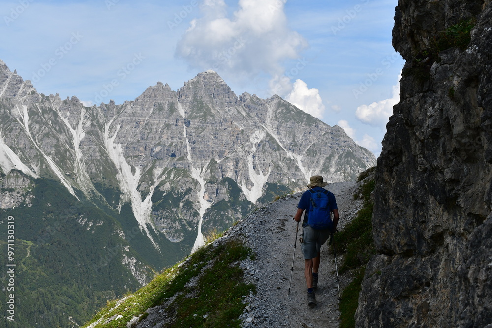 Mann wandert im Stubaital