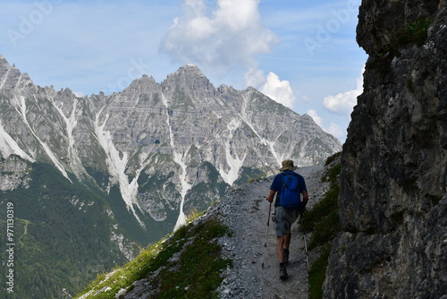 Obraz na płótnie Mann wandert im Stubaital w salonie