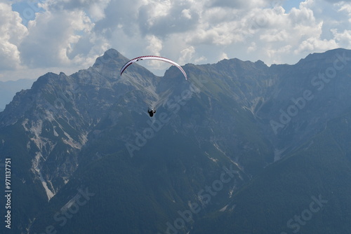 Obraz na płótnie Ein Gleitschirmflieger über dem Stubaital in Tirol w salonie