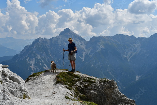 Mann und sein Lagotto Romagnolo Hund wandern im Stubaital 