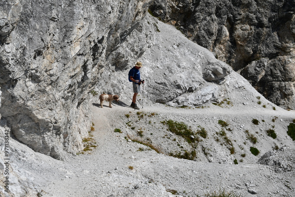 Ein Mann und sein Lagotto Romagnolo Hund wandern im Stubaital