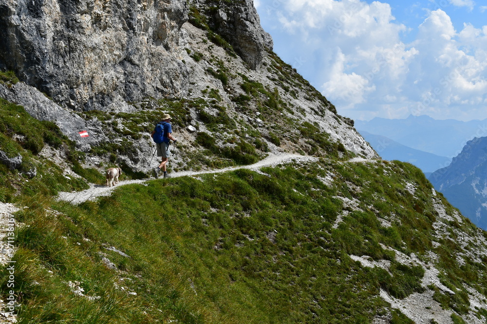 Mann und sein Lagotto Romagnolo Hund wandern im Stubaital