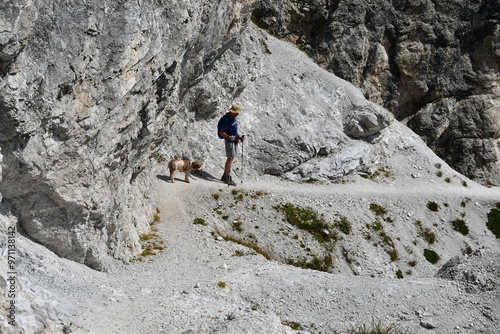 Obraz na płótnie Ein Mann und sein Lagotto Romagnolo Hund wandern im Stubaital w salonie