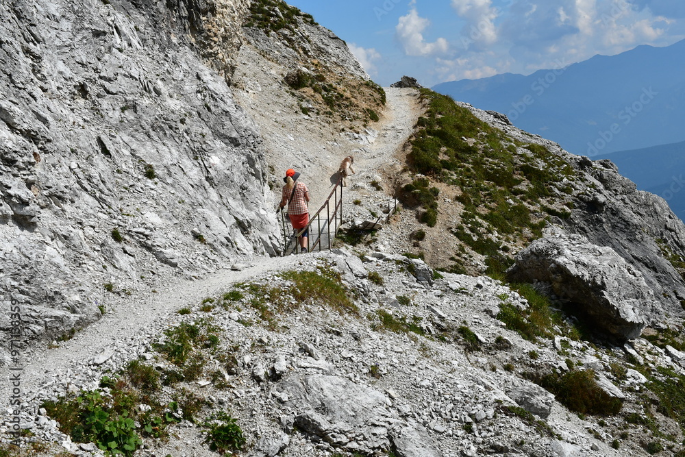 Eine Frau und ihr Lagotto Romagnolo Hund wandern im Stubaital