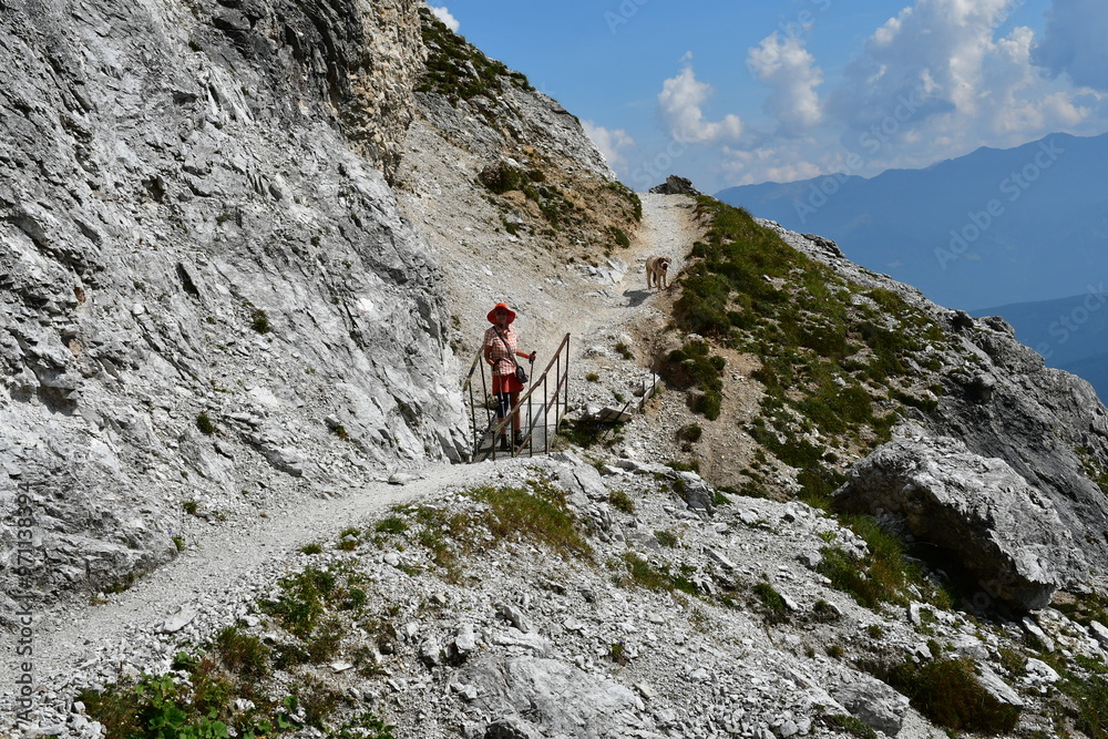 Frau und ihr Lagotto Romagnolo wandern im Stubaital