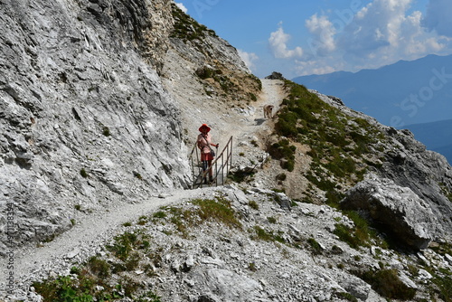 Obraz na płótnie Frau und ihr Lagotto Romagnolo wandern im Stubaital w salonie