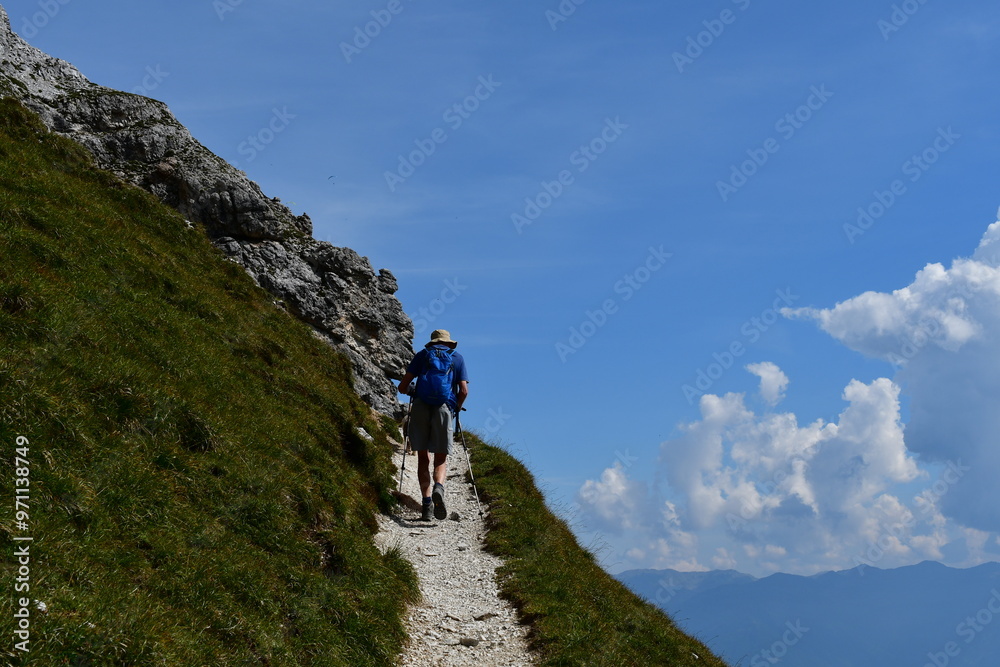 Mann wandert im Stubaital in Tirol