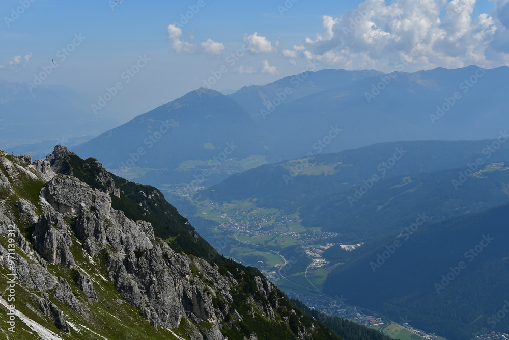 Schäme Landschaft mit Bergen im Stubaital in Tirol