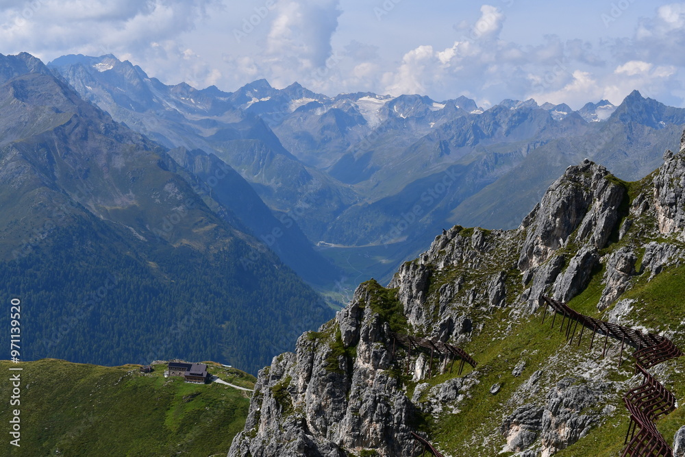 Schöne Landschaft im Stubaital mit Gletscherblick