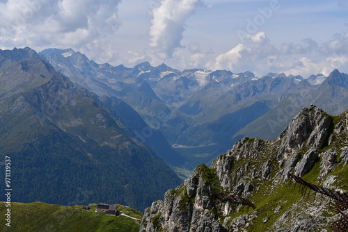 Schöne Landschaft mit Blick zu,m Gletscher im Stubaital
