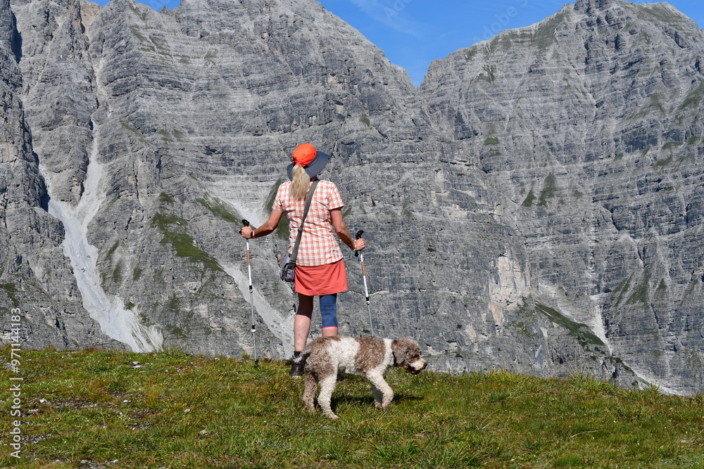 Frau und ihr Lagotto Romagnolo Hund wandern im Stubaital