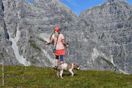 Obraz na płótnie Frau und ihr Lagotto Romagnolo Hund wandern im Stubaital w salonie