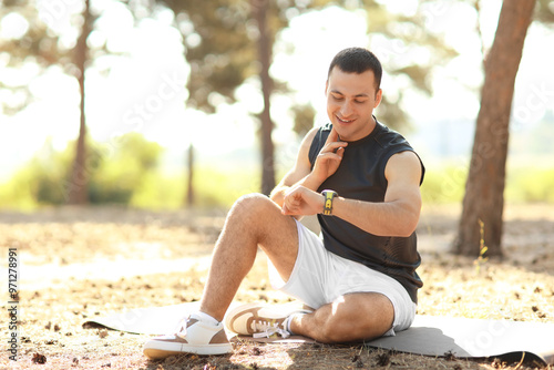 Sporty young man checking p...