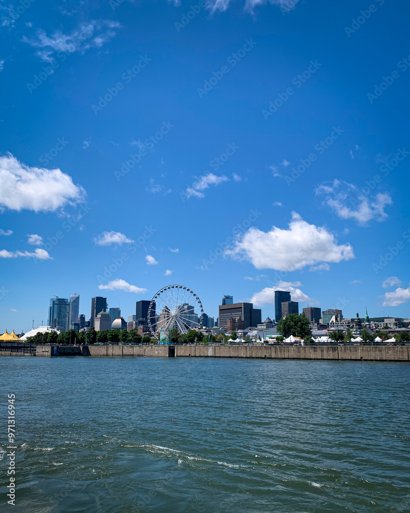 Fototapeta premium Montréal by cruise ship