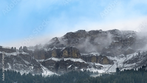 roche parstire en beaufortain avec de la neige saupoudrée avec brouillard sur montagne
