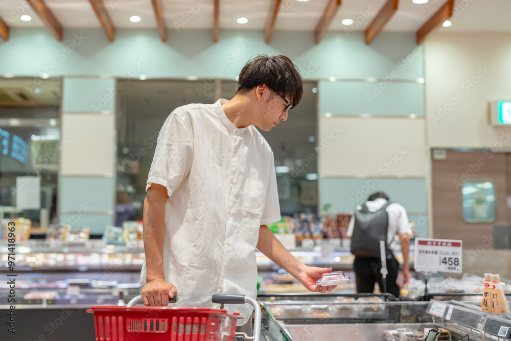 買い物をする男性 買い物をする男性