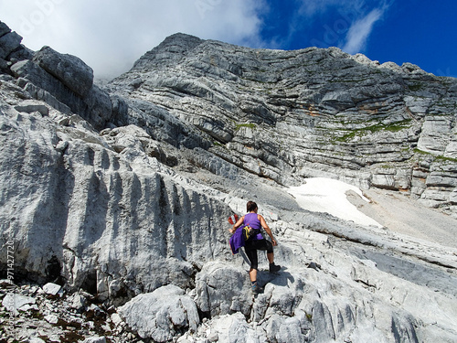 Frau beim Bergwandern. Leoganger Steinberge, Leogang, Birnhorn, 2626 m, Bergtour, alpiner Steig, Kletterei durch die Südwand photo