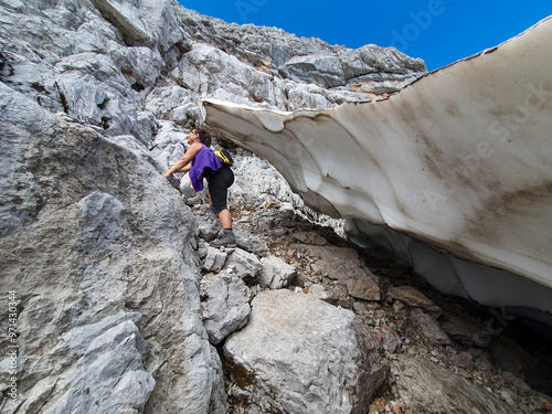 Frau beim Bergwandern. Leoganger Steinberge, Leogang, Birnhorn, 2626 m, Bergtour, alpiner Steig, Kletterei durch die Südwand photo