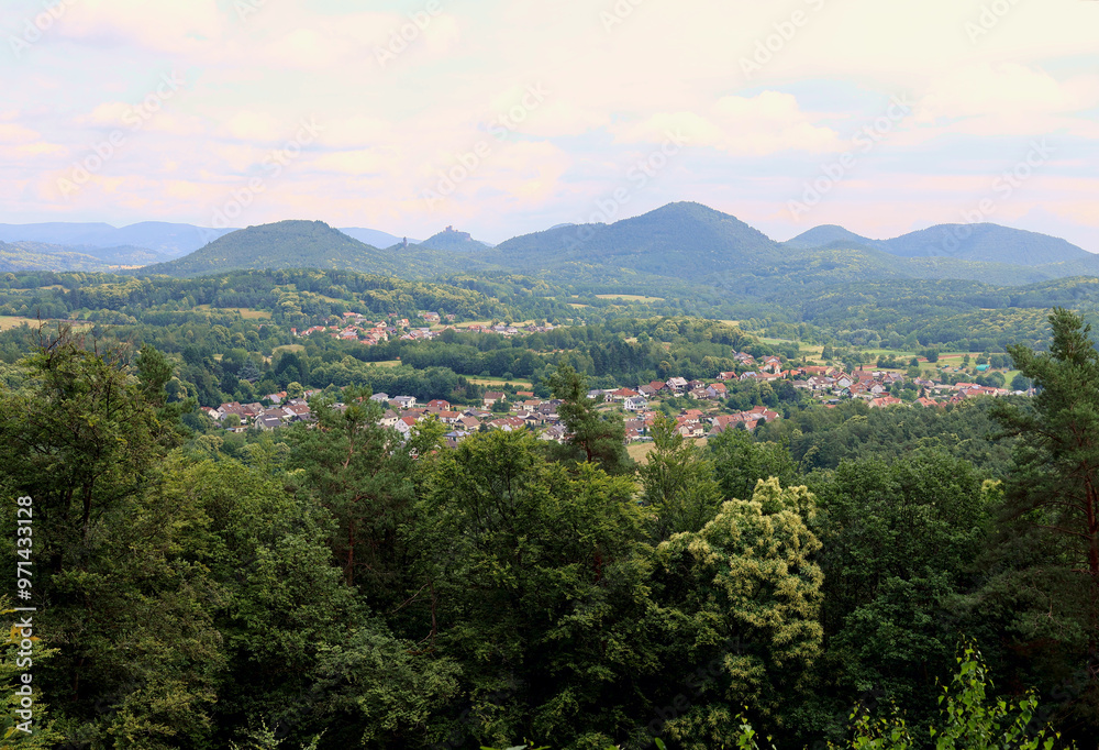 Obraz premium Aussicht vom Premium-Wanderweg Dimbacher Buntsandstein Höhenweg im Pfälzerwald in Richtung Annweiler am Tifels und auf die Reichsburg Trifels. 