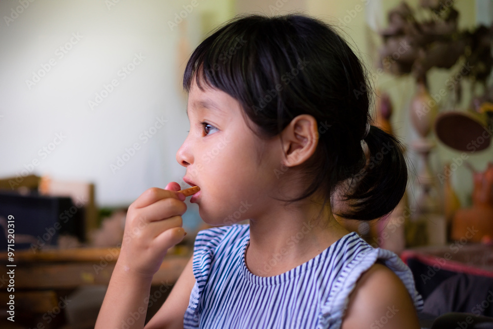 オヤツを食べる女の子