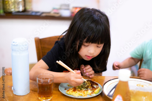 Fototapete お好み焼きを食べる女の子