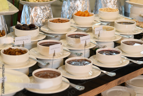 Fotografia Assorted Jam Varieties in Hotel Buffet