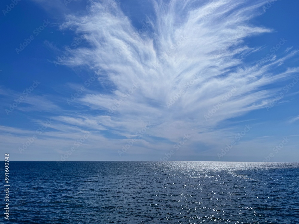 Fototapeta premium Blue sea and beautiful cloud in the sky