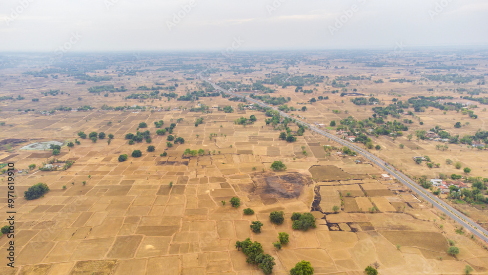 Obraz premium Aerial view of dry farm fields during summer in panni, madhya pradesh India. View of agriculture field. Dry farms due to scarcity of water.