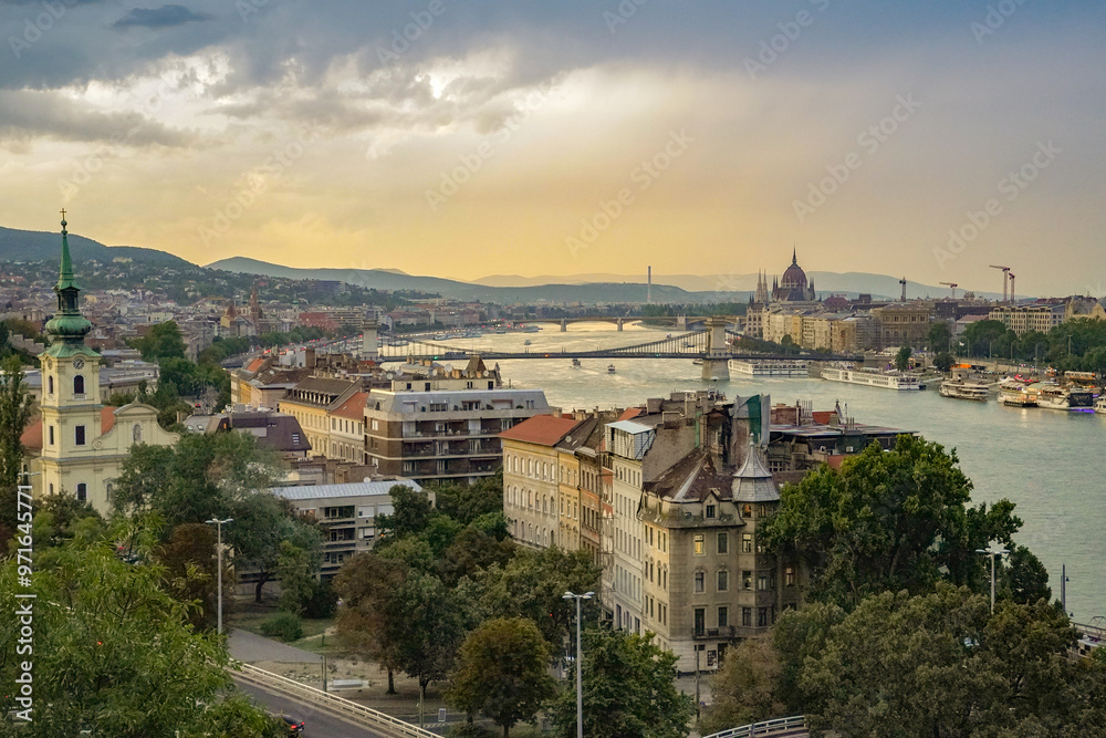 Obraz premium panoramic view of Budapest at golden hour