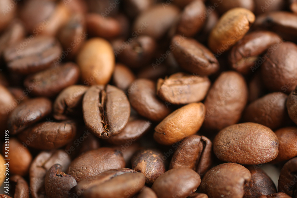 Naklejka premium Coffee beans close-up. Macro photo of coffee beans. Many coffee beans