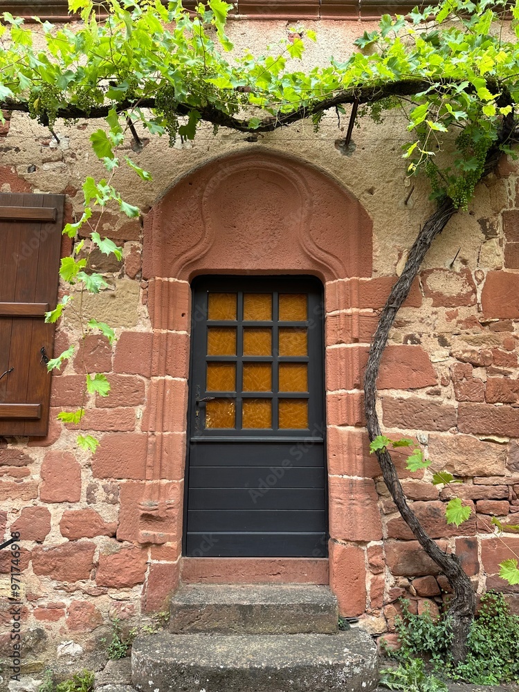 vieille façade de maison en pierre rouge