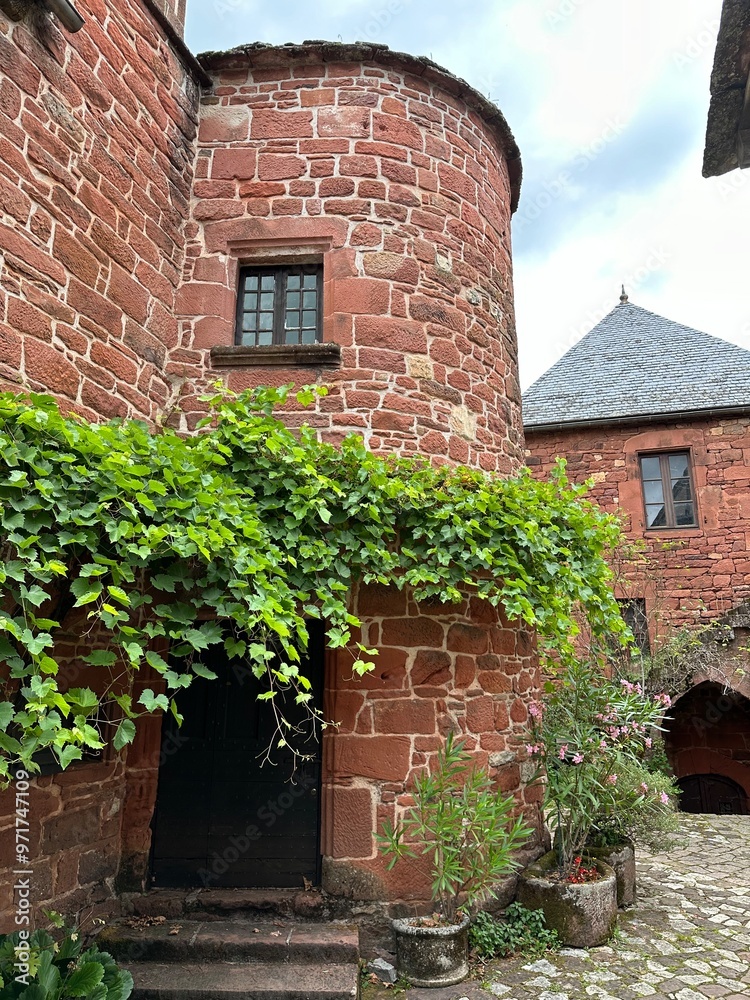 tour ronde d'une maison en pierre rouge