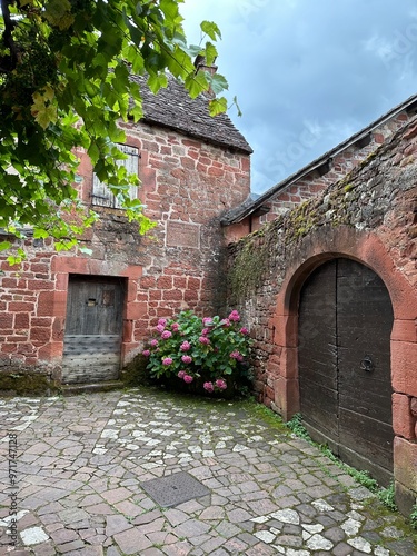 ruelle en pierre et ses maisons en pierre rouge