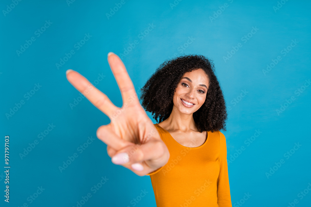 Φωτογραφία Photo portrait of pretty young girl show v-sign wear trendy orange outfit isolat
