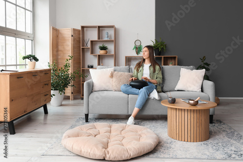 Young woman playing glucoph...