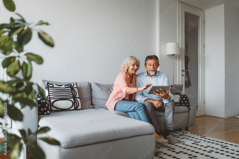 Obraz premium Grandparents talking to family over video call on digital tablet