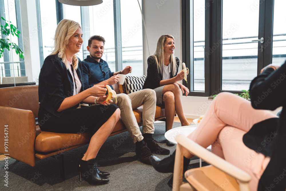 Obraz premium Team members in discussion while having a breakfast at the office
