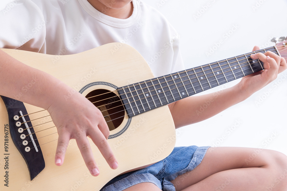 Fototapeta premium ギターを持った女の子の手元 girl with a guitar
