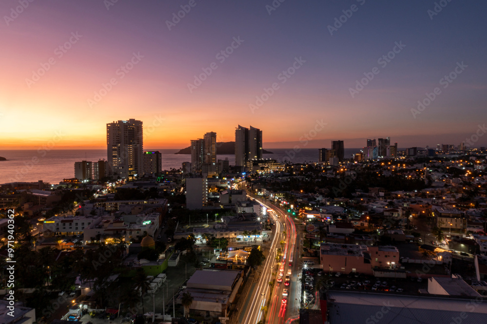 Fototapeta premium Anochecer en la ciudad