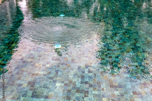 Eau cristalline de piscine  photo