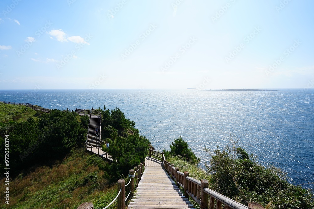 Obraz premium fine walkway at seaside cliff