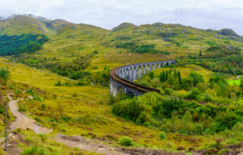 Obraz na płótnie Glenfinnan Viaduct and surrounding landscape w salonie
