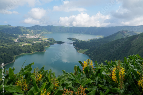 Die zwei Seen oberhalb von Sete cidades als Kraterseen auf der Insel Sao Miguel photo