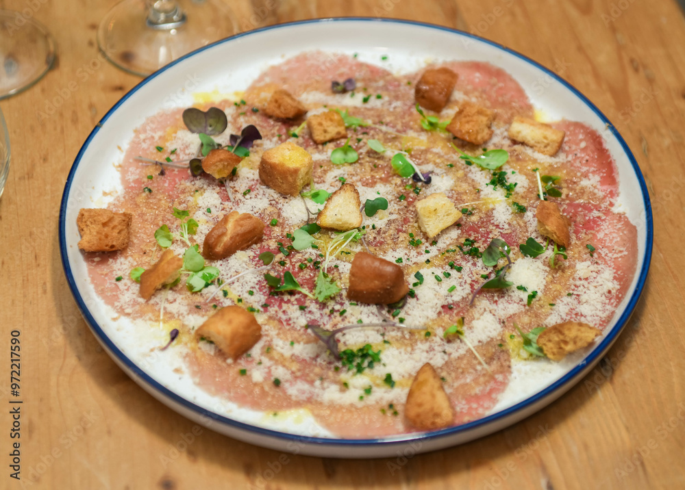 Plato de carpaccio de ternera con parmesano de calidad sublime Plato de carpaccio de ternera con parmesano de calidad sublime
