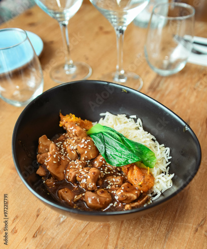 Contramuslo de pollo con arroz asiatico y salsa de mostaza miel