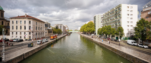 Vue panoramique du canal de l'Ourcq, quartier de la Villette à Paris photo