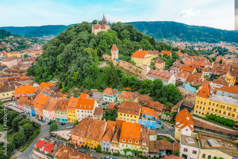 Obraz premium Medieval fortress and fortified citadel of Sighisoara with colorful houses in transylvania.