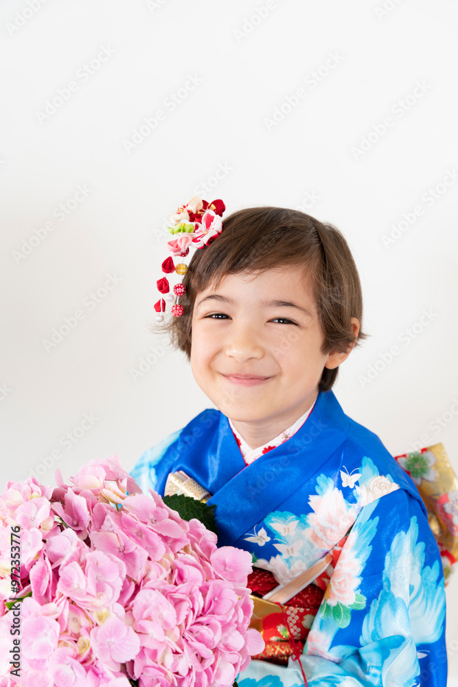 笑っている七五三着物姿の女の子