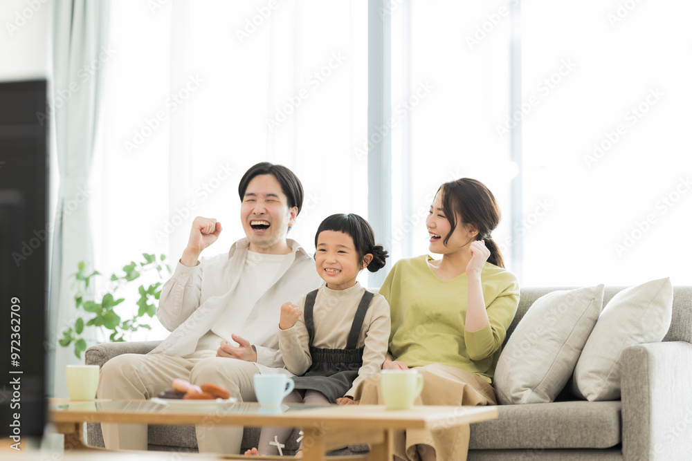 テレビを見る家族 テレビを見る家族